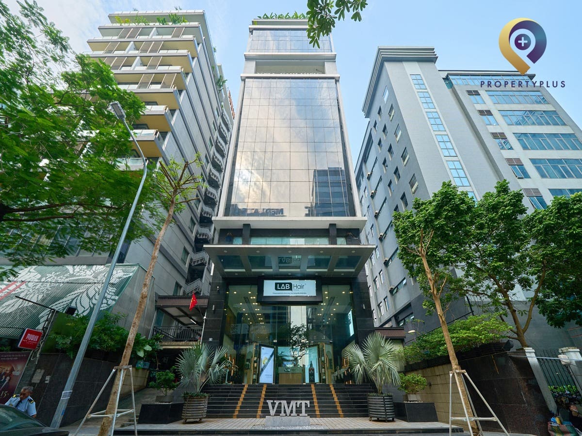 Tòa nhà VMT Building nhìn từ phía trước với mặt kính phản chiếu - hình ảnh từ Property Plus